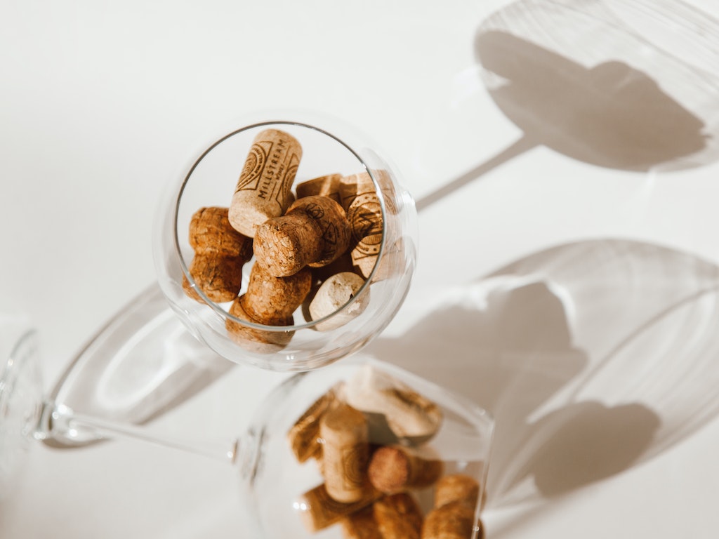 Tappi per il vino: materiali, caratteristiche, pro e contro