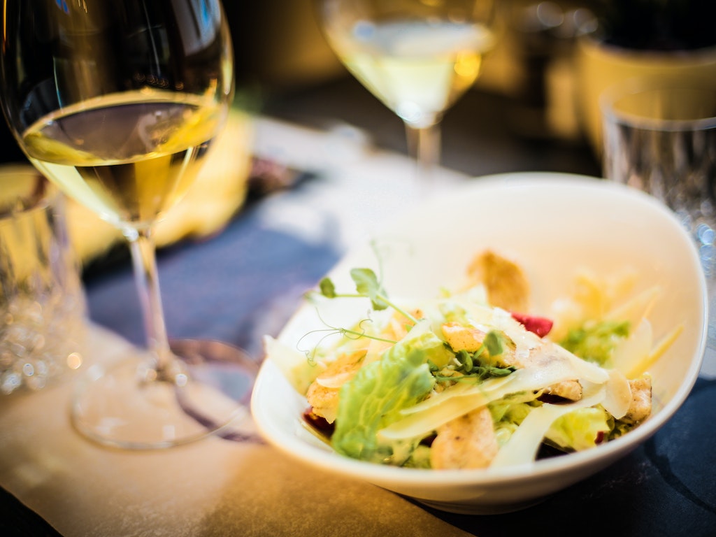 I Misteri del Bicchiere: Vino, Salute e le Teorie che intrecciano i Due