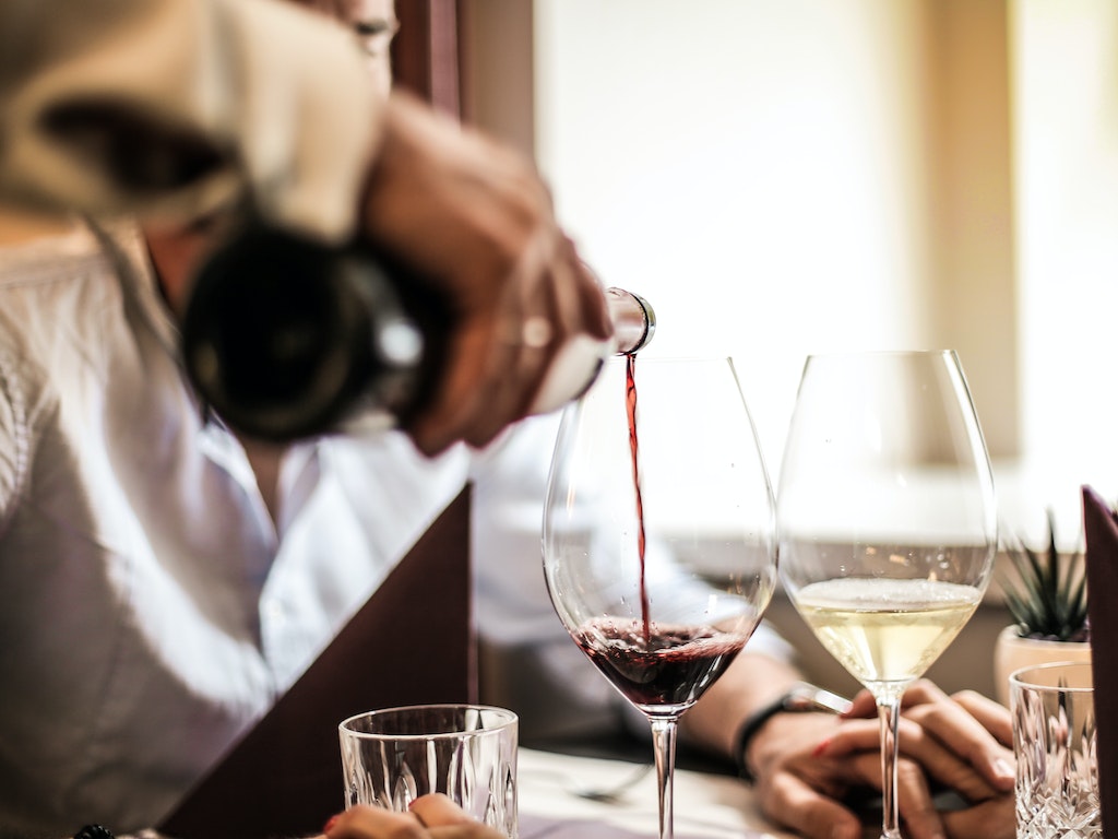 Guida Completa su Come Servire il Vino Correttamente