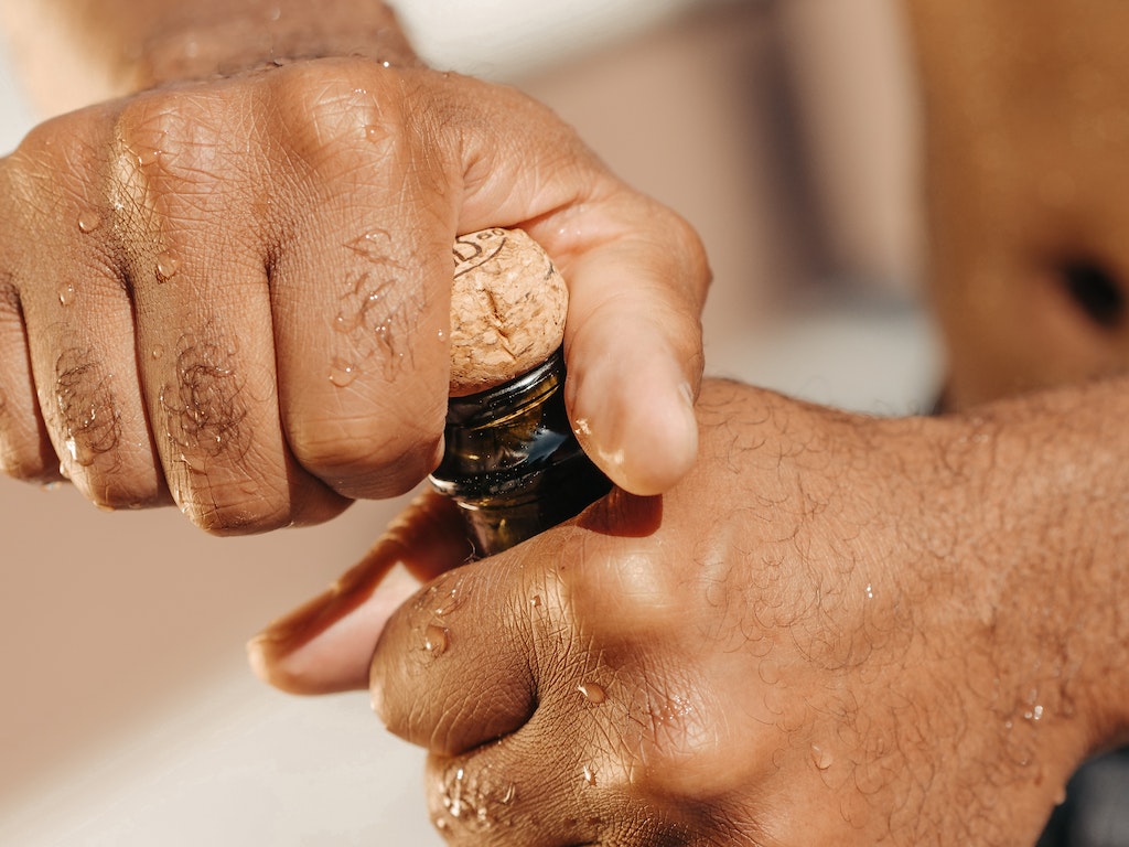 Apertura Elegante: Il Modo Corretto di Stappare lo Champagne